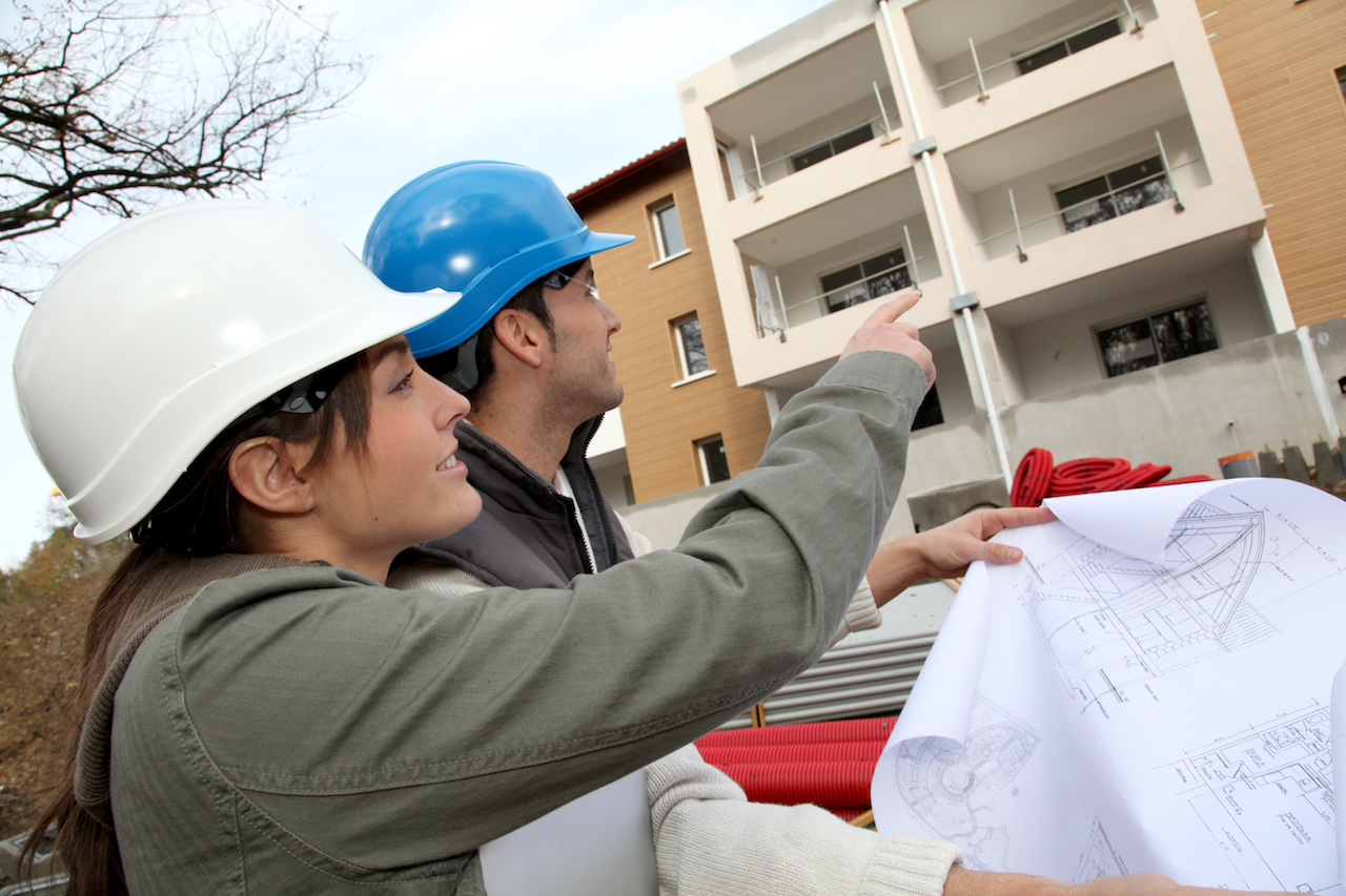 arquitecto e ingeniero en sitio de construccion